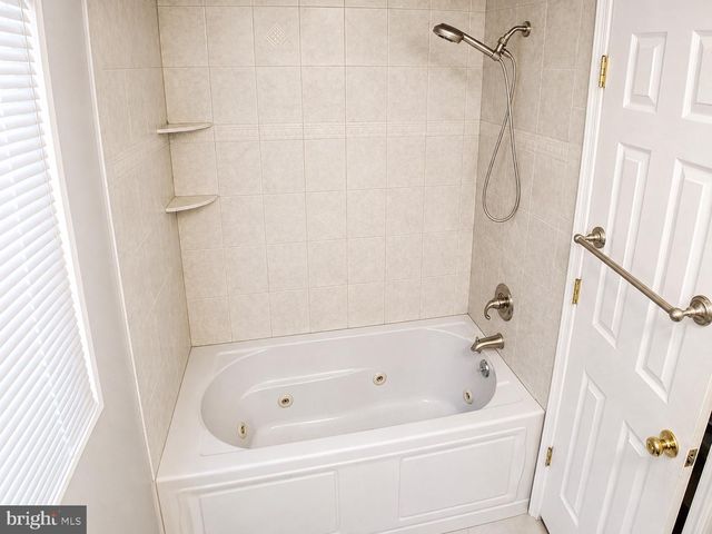 6 HEPBURN LN, Willingboro, NJ 08046
