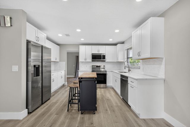 1202 Essex Drive, Wellington, FL 33414