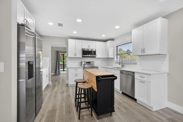 1202 Essex Drive, Wellington, FL 33414