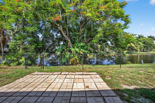 1202 Essex Drive, Wellington, FL 33414