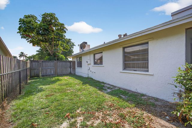 1202 Essex Drive, Wellington, FL 33414