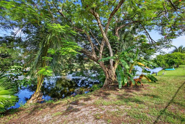 1202 Essex Drive, Wellington, FL 33414
