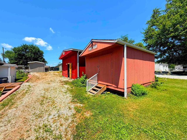 102 W Williams Street, Loogootee, IN 47553