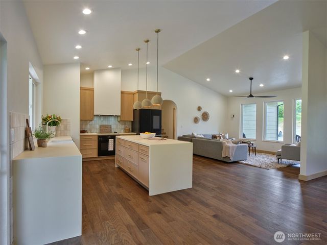 312 Little Valley Lane, Castle Rock, WA 98611