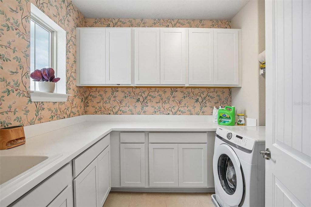 Image 35 of property listing at 11054 SUNDRIFT DRIVE, Tampa, FL 33647