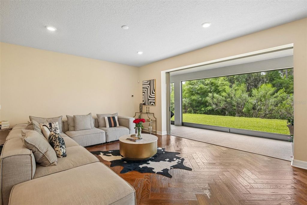 Image 8 of property listing at 11054 SUNDRIFT DRIVE, Tampa, FL 33647