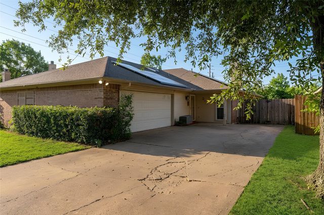 215 Mountainview Drive, Hurst, TX 76054