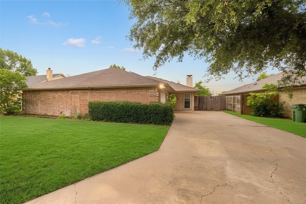215 Mountainview Drive, Hurst, TX 76054