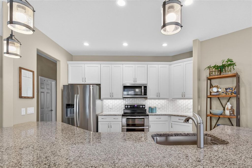 Image 11 of property listing at 36452 GRAND ISLAND OAKS CIRCLE, Grand Island, FL 32735