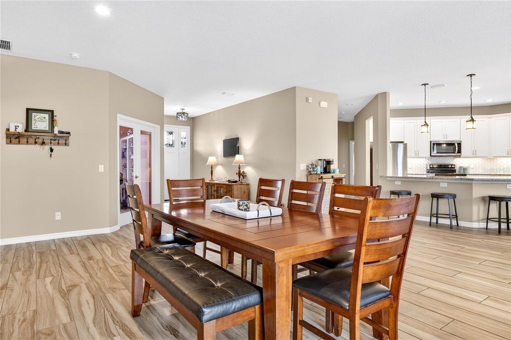 Image 17 of property listing at 36452 GRAND ISLAND OAKS CIRCLE, Grand Island, FL 32735