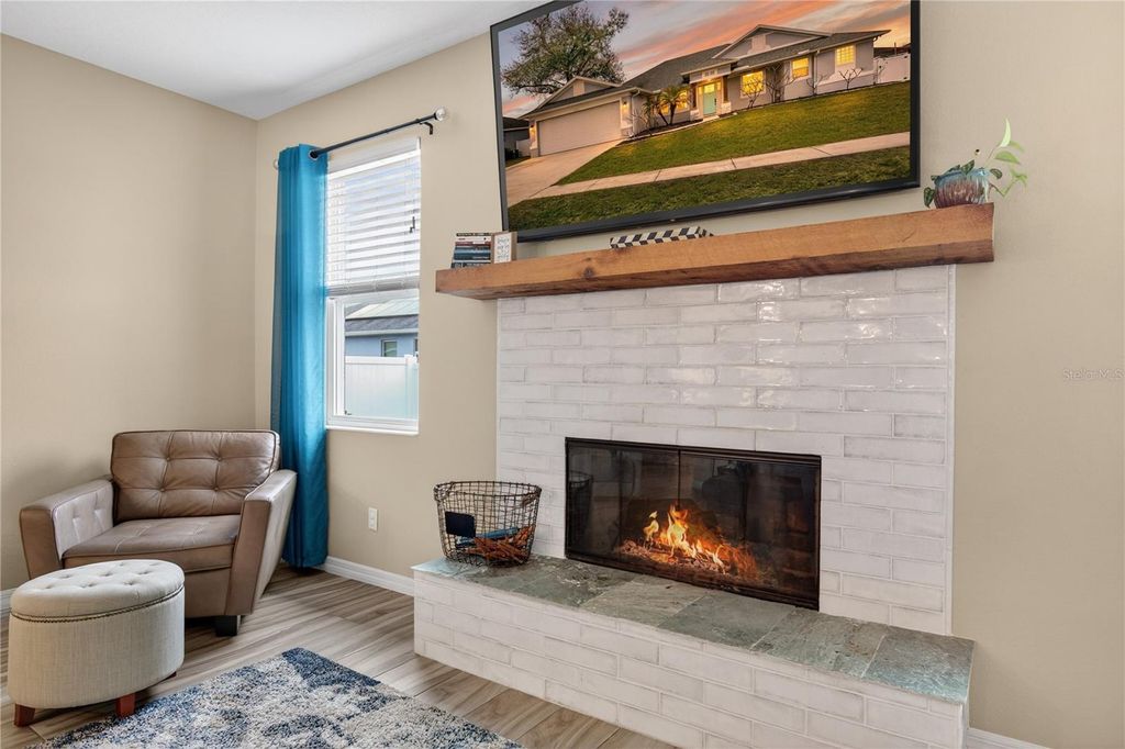 Image 20 of property listing at 36452 GRAND ISLAND OAKS CIRCLE, Grand Island, FL 32735