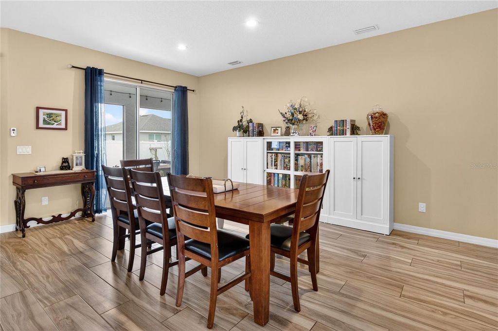 Image 25 of property listing at 36452 GRAND ISLAND OAKS CIRCLE, Grand Island, FL 32735