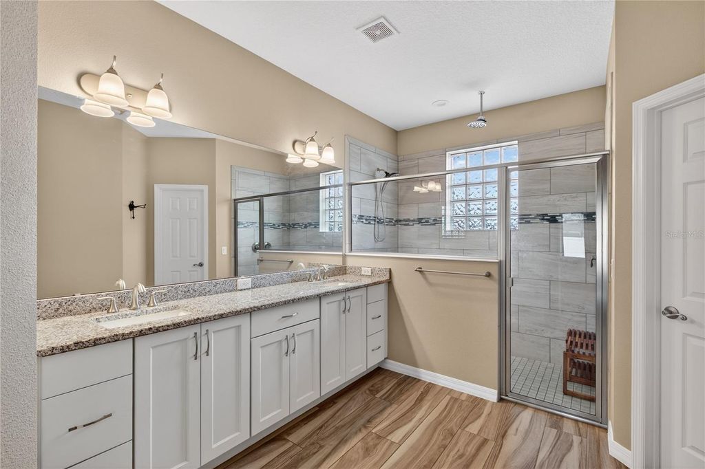 Image 28 of property listing at 36452 GRAND ISLAND OAKS CIRCLE, Grand Island, FL 32735