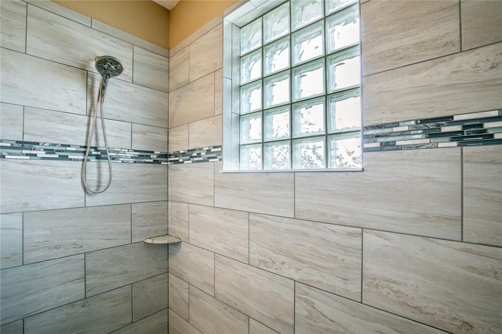 Image 29 of property listing at 36452 GRAND ISLAND OAKS CIRCLE, Grand Island, FL 32735