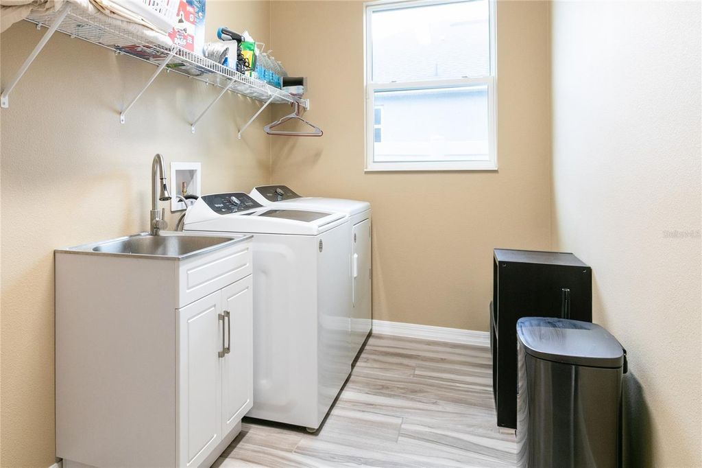 Image 35 of property listing at 36452 GRAND ISLAND OAKS CIRCLE, Grand Island, FL 32735