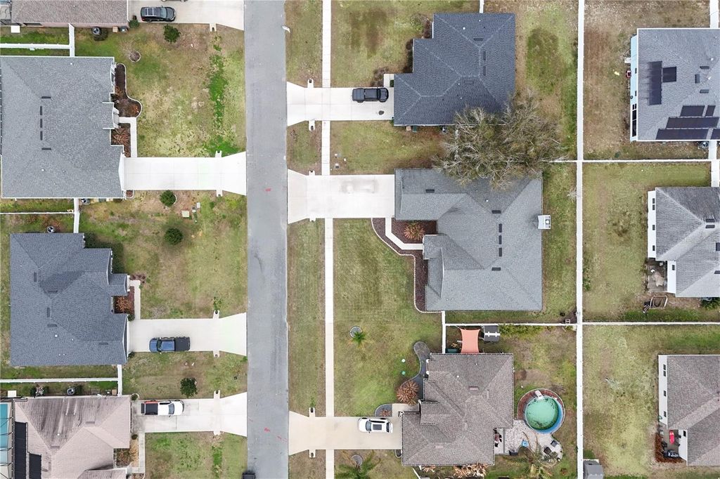 Image 47 of property listing at 36452 GRAND ISLAND OAKS CIRCLE, Grand Island, FL 32735