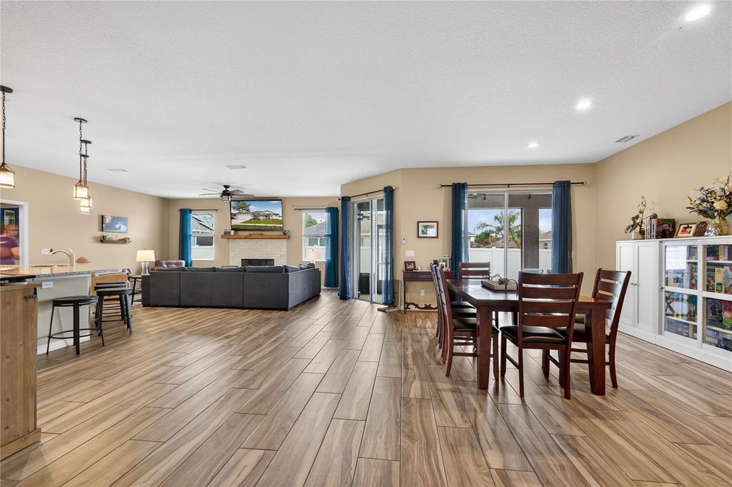 Image 6 of property listing at 36452 GRAND ISLAND OAKS CIRCLE, Grand Island, FL 32735