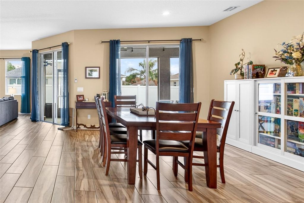 Image 7 of property listing at 36452 GRAND ISLAND OAKS CIRCLE, Grand Island, FL 32735