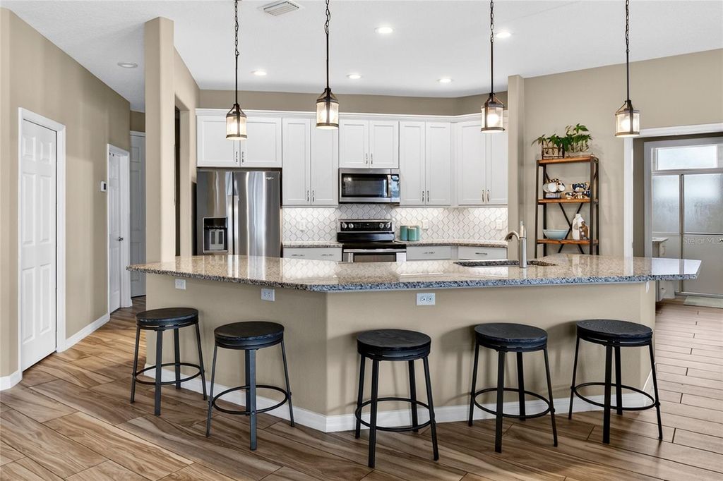 Image 10 of property listing at 36452 GRAND ISLAND OAKS CIRCLE, Grand Island, FL 32735