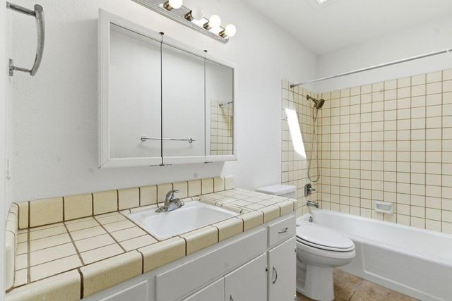 480 Ridgemark Drive, Hollister, CA 95023