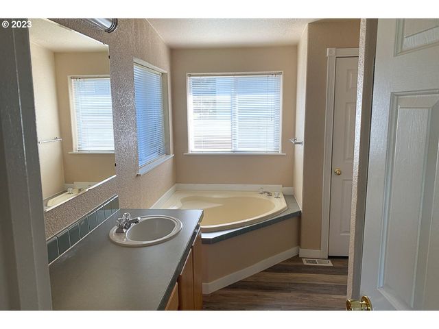 802 ENGLESIDE Ave, Joseph, OR 97846