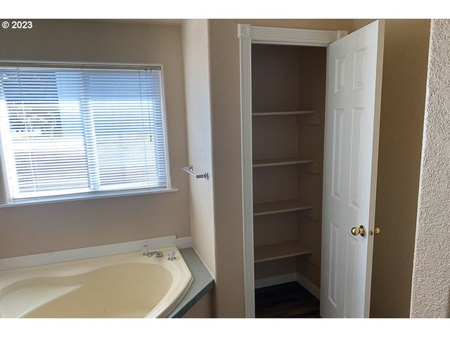 802 ENGLESIDE Ave, Joseph, OR 97846