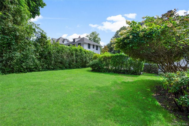 32 Stuyvesant Avenue, Larchmont, NY 10538