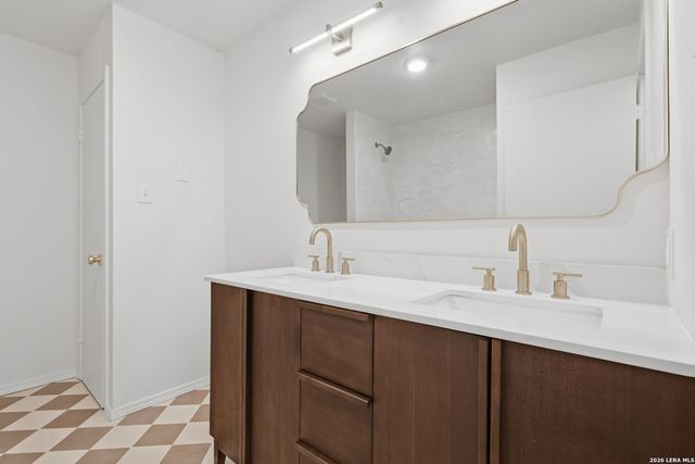 486 E Olmos Dr, Olmos Park, TX 78212