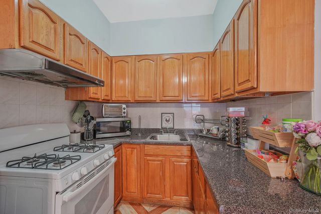 39 Debevoise Street, Brooklyn, NY 11206