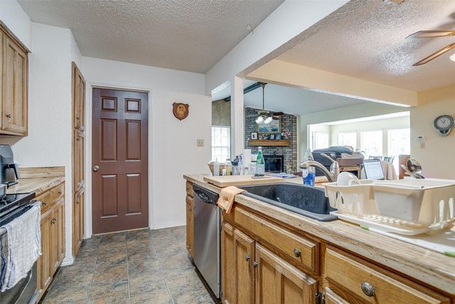 306 Hallmark Drive, Arlington, TX 76011