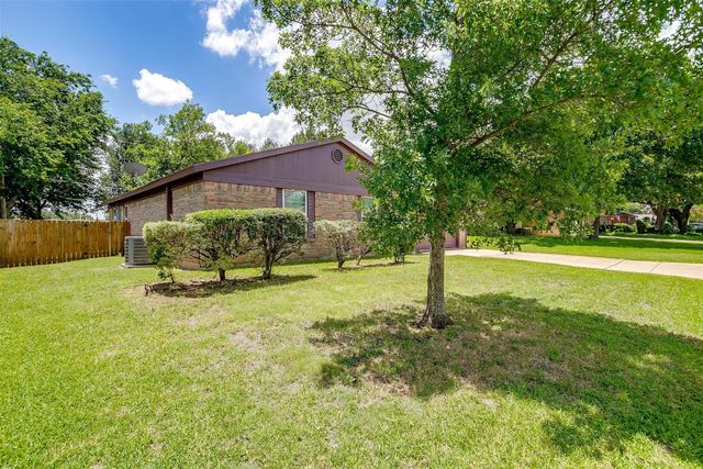306 Hallmark Drive, Arlington, TX 76011