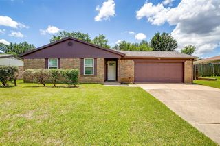 306 Hallmark Drive, Arlington, TX 76011