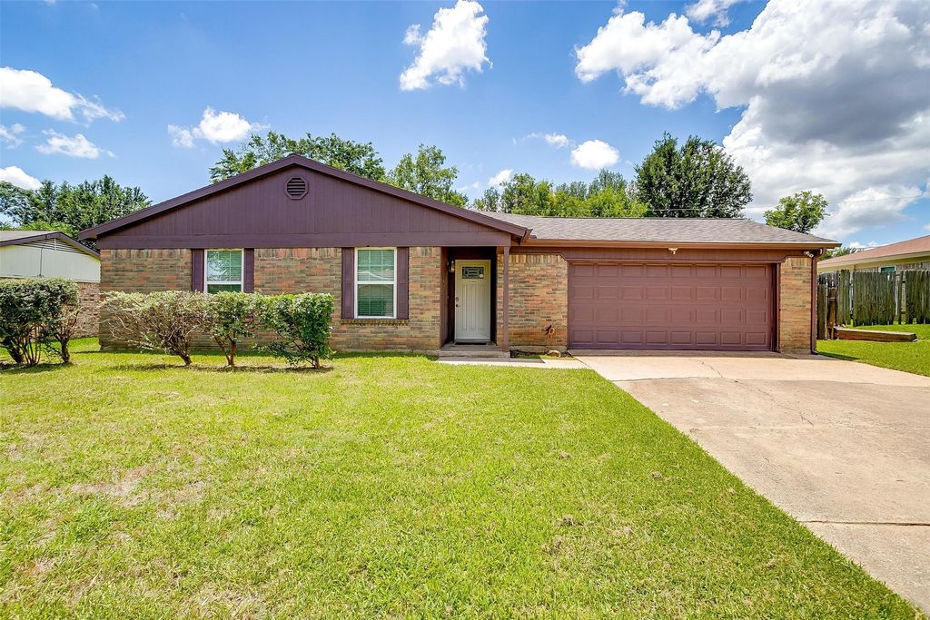 306 Hallmark Drive, Arlington, TX 76011