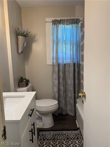 4563 Nutwood Avenue NW, Champion, OH 44483