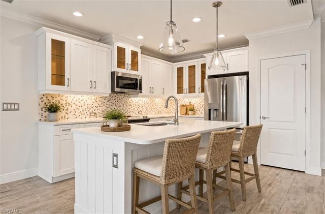 6954 Avalon CIR 703, Naples, FL 34112