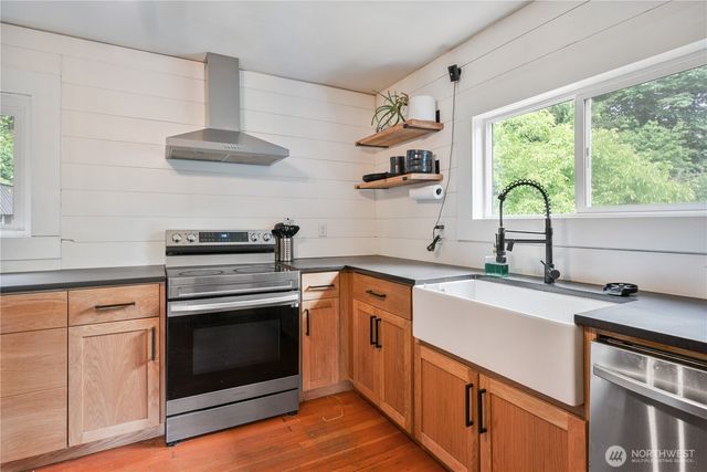 355 Slide Creek Road, Longview, WA 98632