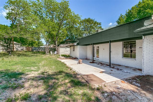 933 Charleston Court, Bedford, TX 76022