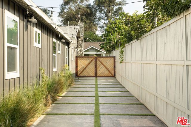 3342 W 27th Street, Los Angeles, CA 90018