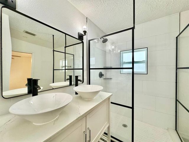 621 85TH AVENUE N, St Petersburg, FL 33702