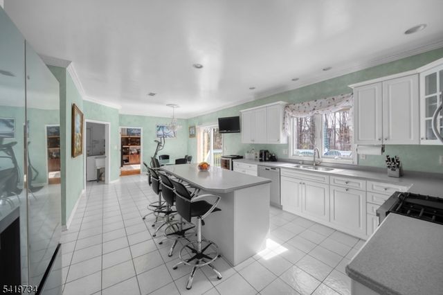 6 Breanne Ct, East Hanover Twp., NJ 07936
