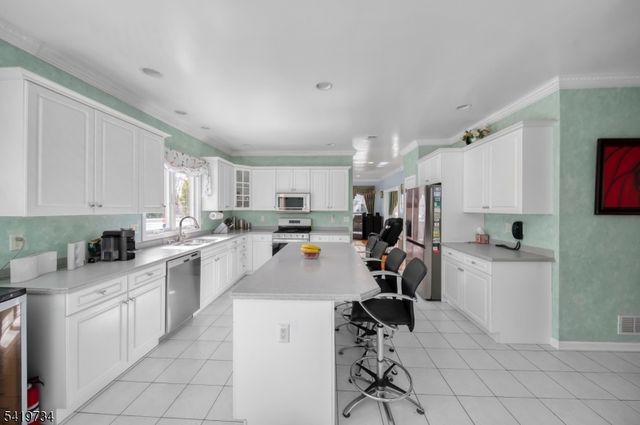 6 Breanne Ct, East Hanover Twp., NJ 07936