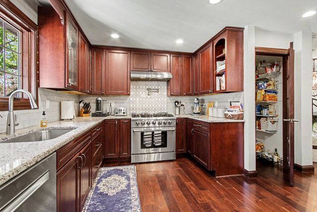 887 N 400 E, Valparaiso, IN 46383