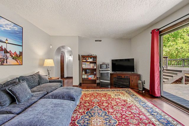 887 N 400 E, Valparaiso, IN 46383