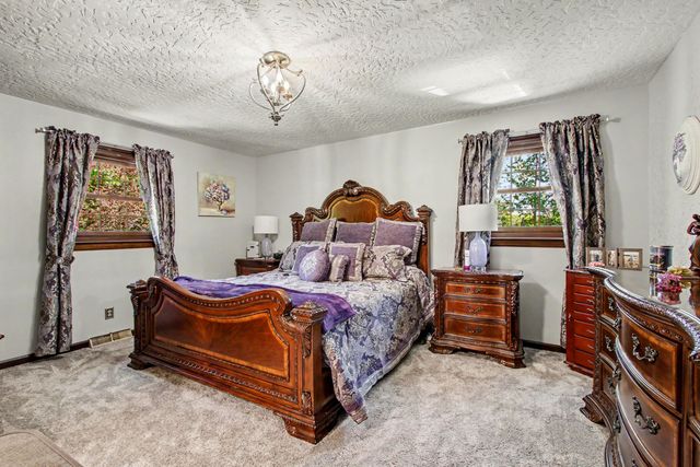 887 N 400 E, Valparaiso, IN 46383
