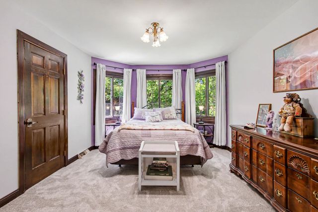 887 N 400 E, Valparaiso, IN 46383