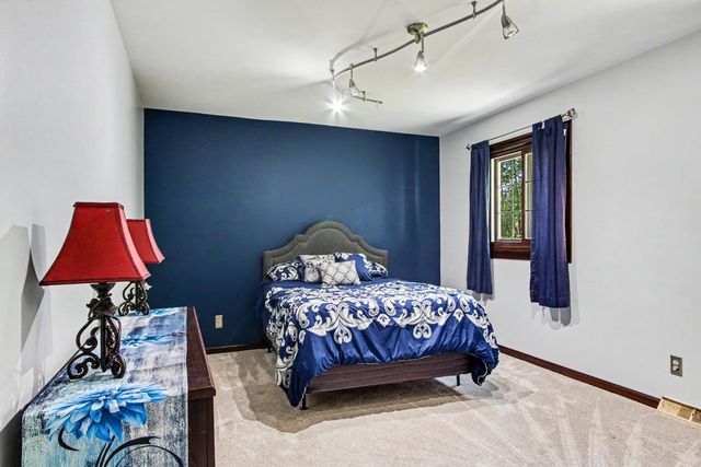 887 N 400 E, Valparaiso, IN 46383
