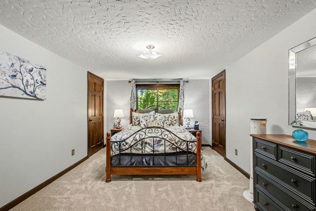 887 N 400 E, Valparaiso, IN 46383
