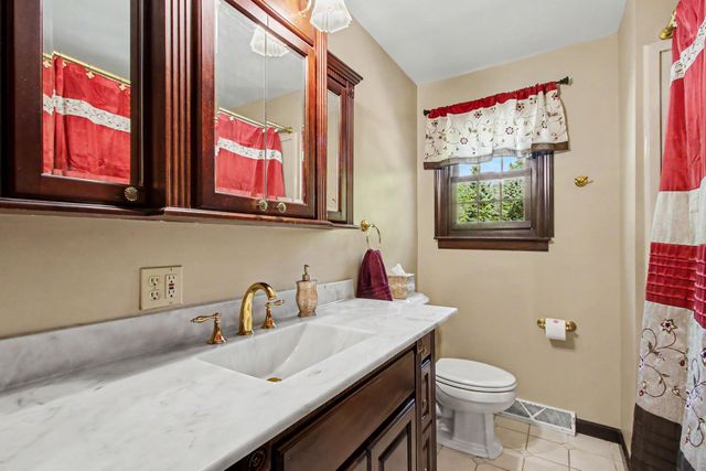 887 N 400 E, Valparaiso, IN 46383