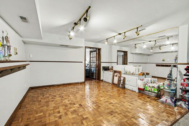 887 N 400 E, Valparaiso, IN 46383