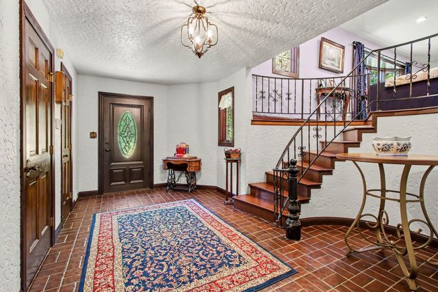 887 N 400 E, Valparaiso, IN 46383